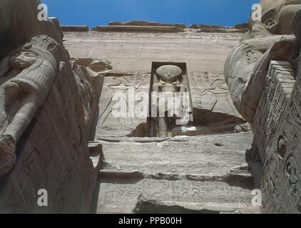 Las MEJORES DEL DIOS RA CON CABEZA DE HALCON ESCULTURA Y DE LA PRINCESA SENEFRA A LOS PIES DE LOS COLOSOS DEL TEMPLO DE Ramses II. Lage: Templo de Ramses II. Stockfoto