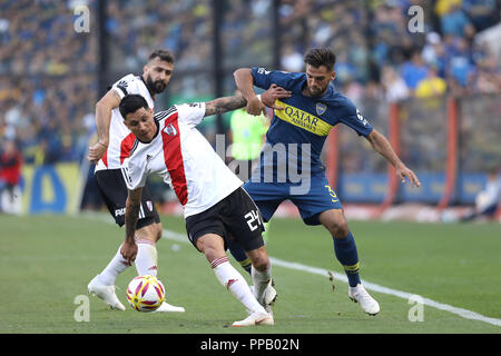 BUENOS AIRES, ARGENTINIEN - 23. SEPTEMBER 2008: Enzo Perez (Fluss) kämpfen die Kugel mit Emanuel Mas (Boca) im Alberto J. Armanado in Buenos Aires, Stockfoto