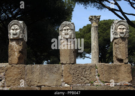 Ostia Antica. Römische Theater Maske auf der Bühne des Theaters. Marmor. 1. bis 2. Jahrhundert v. Chr.. Italien. Stockfoto