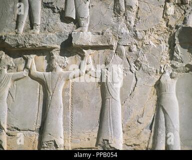 Persische Kunst. Achämenidischen Periode. 5. Jahrhundert v. Chr. Persepolis (Takht-e-Jamshid). Thronsaal oder Halle der Kaiserlichen Armee der Ehre, auch die Hundred-Columns Palace genannt. Relief mit der Darstellung der verschiedenen Völker des Reiches Lager den königlichen Thron. Die Islamische Republik Iran. Stockfoto