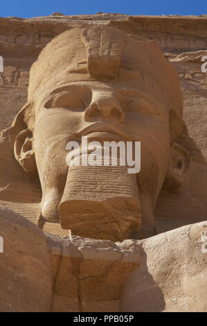 Ägyptische Kunst Großen Tempel von Ramses II. Kolossale Statuen, die den Pharao Ramses II (1290-1224 v. Chr.) Mit dem nemes Kopf sitzt und durch die doppelte Krone überragt. 19. Dynastie. Neuen Reich. Abu Simbel. Ägypten. Stockfoto