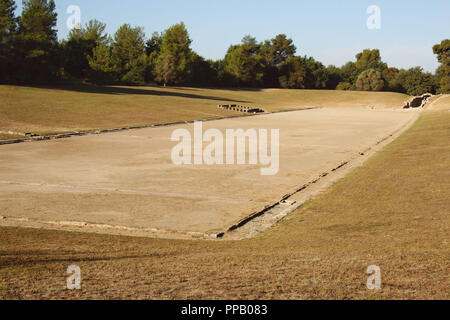 Griechische Art Heiligtum von Olympia. Panorama der antiken olympischen Stadium. Im Osten von archäologischen Ort. Elis. Peloponnes. Griechenland. Europa. Stockfoto