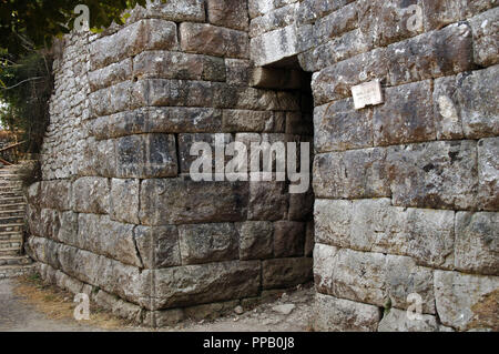 Albanien. Butrint. Zyklopische Mauern der antiken Stadt, aus dem 4. Jahrhundert v. Chr. Zugangsklappe genannt See Tor. Hellenistische Zeit. Stockfoto