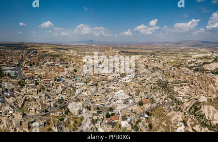 Luftaufnahme von Uçhisar Burg und Stadt in Kappadokien Stockfoto