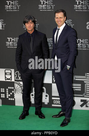 Deutschland national team Manager Joachim Niedrig und Business Manager Oliver Bierhoff (rechts) und während der besten FIFA Fußball-Awards 2018 in der Royal Festival Hall, London. Stockfoto