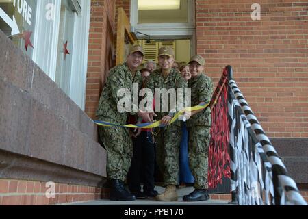 GREAT LAKES, Kranke (13. August 2018) Cmdr. Terrance Patterson, kommandierender Offizier der Oberfläche Warfare Officer School Einheit der Großen Seen; Kapitän Raymond Leung, kommandierender Offizier der Naval Station Great Lakes, und Schäden Controlman 1. Klasse Kelly Vantine, Ausbilder an SWOSU Great Lakes und Freiwilliger für die Thrift Shop nahmen an einem Ribbon Cutting in Navy und Marine Corps Fhv Great Lake Sparsamkeit Schiff 12.08.13. U.S. Navy Stockfoto