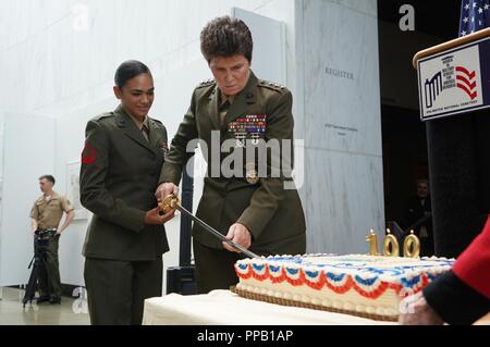 Us Marine Corps Cpl. Daisha Sosa, Bekämpfung der Fotograf, Büro des Marine Corps Kommunikation und Generalleutnant Loretta "Lori" elanor Reynolds, stellvertretender Kommandant, Informationen, schneiden Sie einen Kuchen bei der Eröffnung der Ausstellung Frauen Marines - Stolz dienen 1918-2018, in der Frauen im militärischen Service für Amerika Memorial, Arlington, Va., Nov. 12, 2018. Die Ausstellung zeichnet die 100 Jahre des Dienstes von Frauen in der Geschichte der Marine Corps. Stockfoto