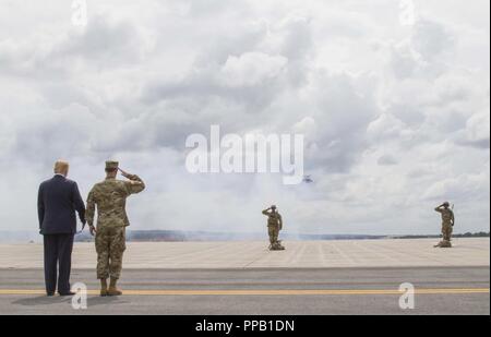 Generalmajor Walter E. Piatt, Kommandant des 10 Mountain Division (LI), begrüßt Soldaten in Fort Drum, New York, am 13. August, während neben Präsident Donald J. Trumpf steht. Die Demonstration war Teil der Präsident Donald J. Trumpf Besuch der 10 Mountain Division (LI) der National Defense Authorization Act von 2019, der die Armee der autorisierten Active Duty ende Stärke von 4.000 ermöglicht uns kritische Fähigkeiten zur Unterstützung der nationalen Verteidigungsstrategie zu Feld zu unterzeichnen. Stockfoto