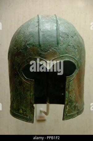 Griechische Kunst. Archaische bronze Helm der Korinther Art. Um 700-675 v. Chr. Museum für Kykladische Kunst in Athen und der griechischen Antike. Griechenland. Stockfoto