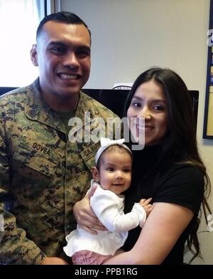 Staff Sgt Adolfo Govea wirft mit seiner Familie nach seinem verdienstvollen Förderung. Stockfoto