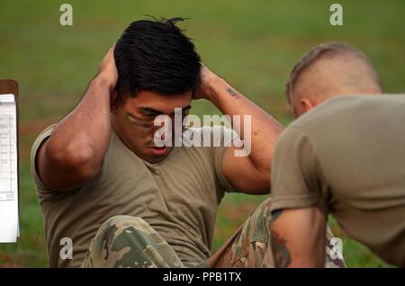 Die US-Armee Fallschirmjäger zu Airborne 307th Engineer Battalion zugeordnet, 3. Brigade Combat Team, 82nd Airborne Division, führt situps während ein Fitness Test als Teil der 1 Sgt. Funk Bereitstellungsbereitschaft Übung in Fort Bragg, North Carolina, 12.08.14, 2018. Die Prüfung gemessen werden, die oberen und unteren Körper muskulöse Ausdauer und bestand aus zwei Minuten Liegestütze, Situps, zwei Minuten von einem 2 Meile laufen und pullups. Stockfoto