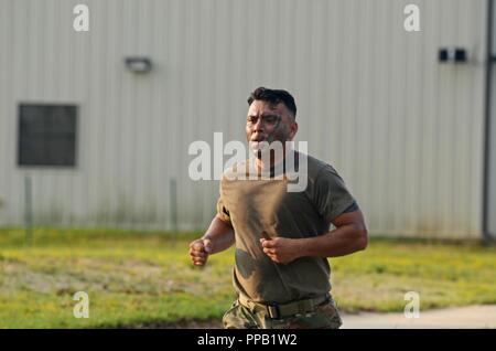 Die US-Armee Fallschirmjäger zu Airborne 307th Engineer Battalion zugeordnet, 3. Brigade Combat Team, 82nd Airborne Division, betreibt zwei Meilen in ein Fitness Test als Teil der 1 Sgt. Funk Bereitstellungsbereitschaft Übung in Fort Bragg, North Carolina, 12.08.14, 2018. Die Prüfung gemessen werden, die oberen und unteren Körper muskulöse Ausdauer und bestand aus zwei Minuten Liegestütze, Situps, zwei Minuten von einem 2 Meile laufen und pullups. Stockfoto