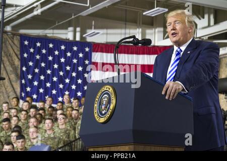 Präsident Donald J. Trumpf spricht während einer Veranstaltung im Fort Drum, New York, am 13. August. Präsident Trump besucht die US Army post Soldaten zu recongize vor der National Defense Authorization Act von 2019, die sechs Modernisierung Prioritäten der Armee, die es der Armee seine Vision bis 2028 zu erreichen, unterstützt die Unterzeichnung. Stockfoto