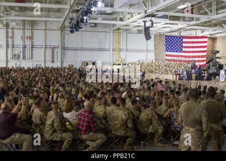 Eine Gruppe von Soldaten und ihren Familien hören Präsident Donald J. Trumpf Sprechen während der Veranstaltung in Fort Drum, New York, am 13. August. Präsident Trump später unterzeichneten die National Defense Authorization Act von 2019, in dem die Bedeutung unserer militärischen Ehegatten und Familien erkennt durch die Verbesserung der Einstellungsverfahren für die Kinderbetreuung in Kindertagesstätten und die Bewertung der Auswirkungen der permanenten Veränderungen der Station auf die Beschäftigung von militärischen Ehegatten. Stockfoto