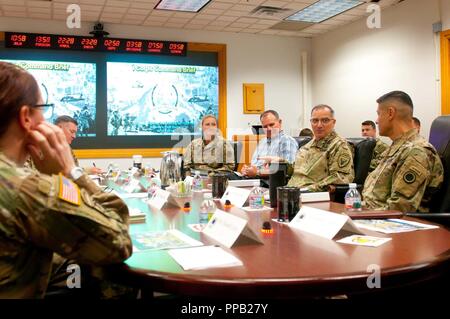 Gen. Curtis M. Scaparrotti, Commander, U.S. European Command und der NATO Supreme Allied Commander, Europa, (zweiter von rechts), hört ich Korps ein Briefing August 13, 2018 Joint Base Lewis-McChord. Scaparrotti, einem ehemaligen ich Corps Commander, sprach als Gastredner bei ich Korps die halbjährliche Commander Konferenz. Stockfoto