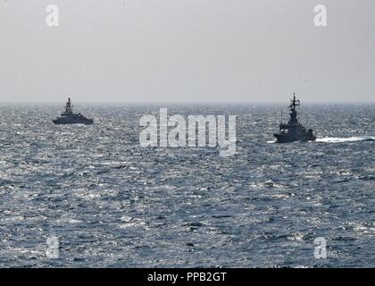 ARABIAN GULF (Aug. 13, 2018) die kuwaitische Marine patrol Boot KNS Al-Garoh (P 3725), rechts, und Coastal Patrol Schiff USS Chinook (PC 9), Manöver in Ausbildung während eines trilateralen Übung mit Irak und Kuwait. Die Ausübung ist eine Oberfläche Engagement zwischen der U.S. Navy und der Coast Guard und die irakischen und kuwaitischen Seestreitkräfte konzentrierte sich auf die Verbesserung der Kenntnisse in der maritimen Sicherheit Taktiken, um zu helfen, die Freiheit der Schiffahrt in den gesamten USA 5 Flotte Bereich der Maßnahmen gewährleisten. Stockfoto