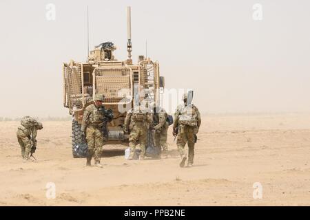 Der PROVINZ KANDAHAR, Afghanistan (14 August 2018) - US-Soldaten vom 2 Infantry Brigade Combat Team, 4 Infanterie Division, humanitäre Hilfsgüter von der taktischen militärischen Fahrzeug entladen, August 14, 2018, während einer im Verteidigungsbereich Patrouille in der Provinz Kandahar, Afghanistan. Soldaten aus 2 IBCT arbeiten zusammen mit Schulen, Beraten und Unterstützen Command-South, um zu helfen, die Bekämpfung der Fähigkeiten der afghanischen nationalen Verteidigungs- und Sicherheitskräfte zu erhöhen. Stockfoto