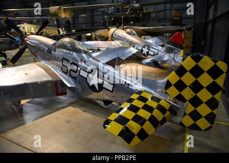 Blick auf die North American P-51D Mustang und der Republic P-47 D (Bubble Canopy Version) im zweiten Weltkrieg Galerie am nationalen Museum der US Air Force. Stockfoto