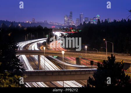 Der Interstate 5 und Downtown Skyline bei Nacht, Seattle, Washington State, USA Stockfoto