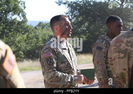 U.S. Army Staff Sgt. Jordan Murzyn, ein Eingeborener von Philadelphia, Pennsylvania Pfadfinder Platoon, Alpha Company, 2nd Battalion, 5th Cavalry Regiment, 1st Armored Brigade Combat Team, 1.Kavallerie Division, gibt Anleitung zu den Soldaten vor einem Tisch fünf un-schießwesen stabilisiert, Novo Selo, Bulgarien, 14. August 2018. Diese Übung ist zur Unterstützung der Atlantischen lösen, ein bleibendes Training übung zwischen der NATO und der US-Streitkräfte. Stockfoto