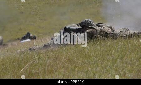 Us-Soldaten in den 2 Platoon, Blitz Truppe, 3.Staffel, 2d-Golgatha Regiment zugeordnet engagieren Ziele mit Carl Gustaf rückstoßfreie Gewehr während der Teilnahme an einem kombinierten Waffen live fire Übung während der Noble Partner 18 in Wasiani, Georgien, 13.08.2018. Edle Partner ist eine georgische Streitkräfte und US-Armee Europa kooperativ-led-übung in der vierten Iteration. Die Übung soll die Unterstützung und die Bereitschaft und die Interoperabilität von Georgia, USA verbessern und teilnehmende Nation während der multinationalen Ausbildungsmaßnahmen. Stockfoto