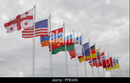 Die Fahnen der 13 NATO-Mitglieder und der Partnerstaaten, die in edler Partner 18 beteiligt waren, sind während der Abschlusszeremonie der Übung in Wasiani Training Area, Georgien, 15 August, 2018 präsentiert. Edle Partner 18 war eine kooperativ-geführten multinationalen Übung in der vierten Iteration, die Ausbildung der georgischen Streitkräfte "Mechanisierte und Special Operation Forces, US-regional ausgerichteten Kräfte, der US Armee und Air National Guard aus dem Staat Georgien unterstützt und 11 anderen teilnehmenden Nationen. Stockfoto