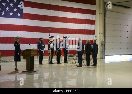 Der Alaska Air National Guard 176 Kulis Ehrengarde vorhanden Farben während ein älterer Soldat Leader's Change-of-verantwortung Zeremonie im Alaska National Guard Armory auf gemeinsamer Basis Elmendorf-Richardson, Alaska, 13.08.2018. Während der Zeremonie Chief Master Sgt. Winfield Hinkley, Jr. übernahm die Verantwortung als Führungskraft der Adjutant General von Alaska von Chief Master Sgt. Paul Nelson. Stockfoto