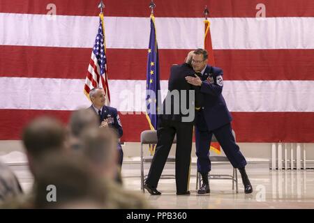 Generalmajor Laurie Hummel, der Adjutant General von Alaska, umarmt Chief Master Sgt. Paul Nelson, Ihr ehemaliger Senior Leader eingetragen, während einer 13.08.2018, Änderung der Verantwortung Zeremonie im Alaska National Guard Armory auf gemeinsamer Basis Elmendorf-Richardson. Seit Februar 2016, Nelson empfohlen TAG auf alle Angelegenheiten im Zusammenhang mit Joint und Combined Gesamtkraft Integration, Auslastung, Gesundheit der Kraft, die Familie und die gemeinsame Entwicklung für Mannschaften. Stockfoto