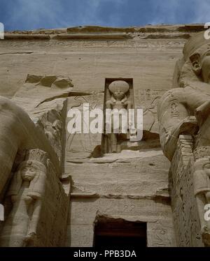 Las MEJORES DEL DIOS RA CON CABEZA DE HALCON Y ESCULTURAS DE LAS PRINCESAS SENEFRA Y NEFERTARI A LOS PIES DE LOS COLOSOS DEL TEMPLO DE Ramses II. Lage: Templo de Ramses II. Stockfoto