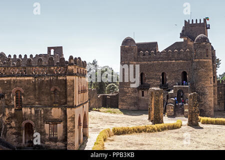 Das Archiv Schloss (Bibliothek) des Königs Fasilides (L) & Fasilides Schloss, von Yohannis ich's Castle. Fasil Ghebbi, Royal Enclosure, Gonder, Äthiopien. UNE Stockfoto
