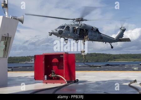 Segler für die Beseitigung von Explosivstoffen Mobile Einheit (EODMU) 5, Hubschrauber Meer Combat Squadron 25 und Australische Soldaten verhalten besuchen, Board, Durchsuchung und Beschlagnahme Operationen an Bord der maritimen Vorpositionierung ship USNS 1st Lieutenant Jack Lummus (T-AK 3011) während der Ausbildung "Pyrocrab' bei Apra Harbor, Guam, 15 August, 2018. Pyrocrab ist eine Biennale Ebene der Ausbildung, die auf die Stärkung der Beziehungen und die Verbesserung der Interoperabilität zwischen der U.S. Navy und der australischen Streitkräfte konzentriert. EODMU-5 ist zum Kommandanten, Task Force 75, die primäre Expeditionary task force Speichereinbauort zugeordnet Stockfoto