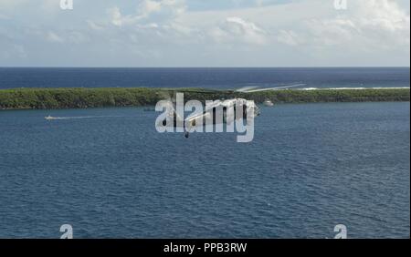 Segler für die Beseitigung von Explosivstoffen Mobile Einheit (EODMU) 5, Hubschrauber Meer Combat Squadron 25 und Australische Soldaten verhalten besuchen, Board, Durchsuchung und Beschlagnahme Operationen an Bord der maritimen Vorpositionierung ship USNS 1st Lieutenant Jack Lummus (T-AK 3011) während der Ausbildung "Pyrocrab' bei Apra Harbor, Guam, 15 August, 2018. Pyrocrab ist eine Biennale Ebene der Ausbildung, die auf die Stärkung der Beziehungen und die Verbesserung der Interoperabilität zwischen der U.S. Navy und der australischen Streitkräfte konzentriert. EODMU-5 ist zum Kommandanten, Task Force 75, die primäre Expeditionary task force Speichereinbauort zugeordnet Stockfoto