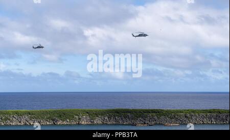 Segler für die Beseitigung von Explosivstoffen Mobile Einheit (EODMU) 5, Hubschrauber Meer Combat Squadron 25 und Australische Soldaten verhalten besuchen, Board, Durchsuchung und Beschlagnahme Operationen an Bord der maritimen Vorpositionierung ship USNS 1st Lieutenant Jack Lummus (T-AK 3011) während der Ausbildung "Pyrocrab' bei Apra Harbor, Guam, 15 August, 2018. Pyrocrab ist eine Biennale Ebene der Ausbildung, die auf die Stärkung der Beziehungen und die Verbesserung der Interoperabilität zwischen der U.S. Navy und der australischen Streitkräfte konzentriert. EODMU-5 ist zum Kommandanten, Task Force 75, die primäre Expeditionary task force Speichereinbauort zugeordnet Stockfoto
