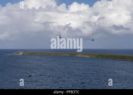 Segler für die Beseitigung von Explosivstoffen Mobile Einheit (EODMU) 5, Hubschrauber Meer Combat Squadron 25 und Australische Soldaten verhalten besuchen, Board, Durchsuchung und Beschlagnahme Operationen an Bord der maritimen Vorpositionierung ship USNS 1st Lieutenant Jack Lummus (T-AK 3011) während der Ausbildung "Pyrocrab' bei Apra Harbor, Guam, 15 August, 2018. Pyrocrab ist eine Biennale Ebene der Ausbildung, die auf die Stärkung der Beziehungen und die Verbesserung der Interoperabilität zwischen der U.S. Navy und der australischen Streitkräfte konzentriert. EODMU-5 ist zum Kommandanten, Task Force 75, die primäre Expeditionary task force Speichereinbauort zugeordnet Stockfoto