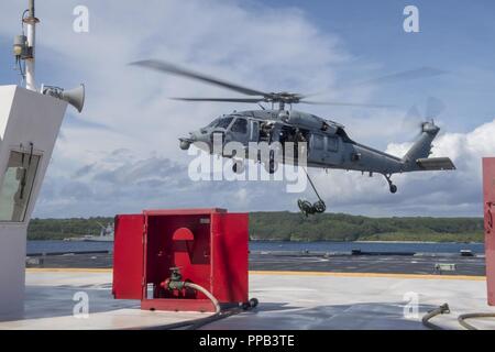 Segler für die Beseitigung von Explosivstoffen Mobile Einheit (EODMU) 5, Hubschrauber Meer Combat Squadron 25 und Australische Soldaten verhalten besuchen, Board, Durchsuchung und Beschlagnahme Operationen an Bord der maritimen Vorpositionierung ship USNS 1st Lieutenant Jack Lummus (T-AK 3011) während der Ausbildung "Pyrocrab' bei Apra Harbor, Guam, 15 August, 2018. Pyrocrab ist eine Biennale Ebene der Ausbildung, die auf die Stärkung der Beziehungen und die Verbesserung der Interoperabilität zwischen der U.S. Navy und der australischen Streitkräfte konzentriert. EODMU-5 ist zum Kommandanten, Task Force 75, die primäre Expeditionary task force Speichereinbauort zugeordnet Stockfoto