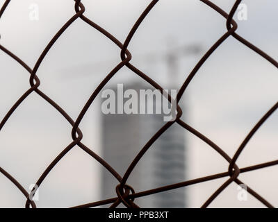 Verwischt nicht in Corporate Gebäude hinter dem käfig zaun konzentrieren Stockfoto