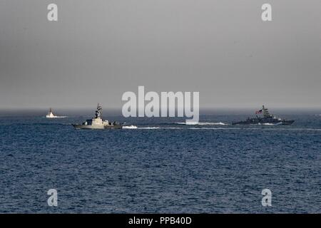 Arabischen Golf (14. August 2018) der U.S. Coast Guard Island class Patrol cutter USCGC Monomoy (WPB 1326), Links, kuwaitische Marine patrol Boot KNS Al-Garoh (P 3725), in der Mitte und Coastal Patrol Schiff USS Tempest (PC2), rechts, eine maritime Infrastruktur Schutz bohren Verhalten während eine trilaterale Übung mit Irak und Kuwait. Die Ausübung ist eine Oberfläche Engagement zwischen der U.S. Navy und der Coast Guard und die irakischen und kuwaitischen Seestreitkräfte konzentrierte sich auf die Verbesserung der Kenntnisse in der maritimen Sicherheit Taktiken, um zu helfen, die Freiheit der Schiffahrt in den gesamten USA 5 Flotte Bereich der Maßnahmen gewährleisten Stockfoto