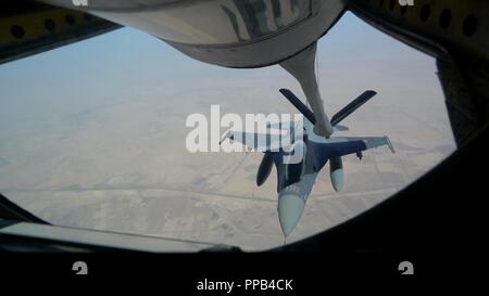 Eine irakische Luftwaffe F-16D Fighting Falcon Ansätze einer KC-135 Stratotanker zugeordnet. bis 28 Expeditionary Air Refuelling Squadron (Ohren) für In-flight tanken Training über Irak am 15 August, 2018. Dies war die erste Antenne tanken Ausbildungsmaßnahmen, die Irakische F-16 und US-Antenne Betankung von Flugzeugen über den irakischen Luftraum durchgeführt. Die Koalition Luftfahrt Beratung und Training Team in Zusammenarbeit mit dem Sicherheitsbüro der Cooperation-Iraq, bietet Schulungen, Beratung und Unterstützung neben dem Aufbau der Kapazitäten der irakischen Armee Aviation Befehl, irakische Air Defence Command und der Irakischen Air F Stockfoto