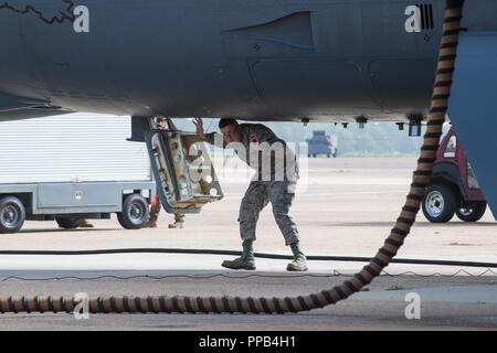 Senior Airman Kyle Whitehead, 2 Operations Group Training Manager, verlässt eine B-52 Stratofortress während einer Entführung Übung in Barksdale Air Force Base, La., 14. August 2018. Als Teil der Übung, Whitehead spielte die Rolle eines "bewaffneten Hijacker", Prüfung der Fähigkeit des Base auf einen Notfall zu reagieren. Stockfoto