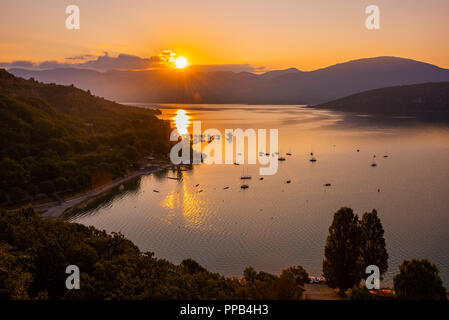 Sonnenaufgang über dem See von Sainte-Croix, Provence, Frankreich, Departement Alpes-de-Haute-Provence, Region Provence-Alpes-Côte d'Azur Stockfoto