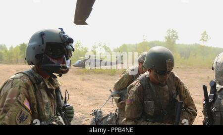 CAMP ÄSCHE, Mich - Soldaten mit Firma A, 8 Bataillon, weltgolfklassifizierungen Aviation Regiment, US Army Reserve, Fort Knox, Ky., bis Soldaten vom 3 Bataillon, 126 Infanterie Regiment, Michigan Army National Guard, während der nördliche Streik am Lager Äsche, mich am 15 August, 2018. Stockfoto