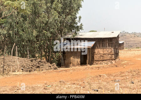 Staubigen Feldweg aus Tis Aby Dorf am Blauen Nil, Bahir Dar, Äthiopien. Home nicht vollständig Aufgebrauchter mit Adobe Stockfoto