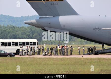 Teilnehmer mit der Patriot Krieger Übung 2018 Durchführung einer Übung Training Szenario August 14, 2018, enthält eine C-17 Globemaster III an der Sparta-Fort McCoy Flughafen am Fort McCoy, Wis Patriot Krieger ist Air Force Reserve Command der Übung zur Verfügung stellen Finden Flieger eine Gelegenheit, mit gemeinsamen und internationalen Partnern in der Luftbrücke, aeromedical Evacuation zu trainieren, und Unterstützung bei der Mobilität. Patriot Krieger ist bei der Installation in der gleichen Zeit wie die globale Medic 2018 Übung und der Armee finden Combat Support Training Übung 86-18-02, die durch die 86 Ausbildung D koordiniert wird gehalten Stockfoto