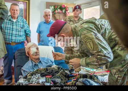 Soldaten aus dem 1 Battalion, 507Th Parachute Infantry Regiment, und die Mitglieder der Freiheit springen Team besuchen Maj (Ret.) Lubert Flügel an seinem Haus, 15. August 2018 in Phenix City, Alabama. Flügel, 93, und ein Veteran des Zweiten Weltkrieges, Korea und Vietnam in den Ardennen während der Schlacht der Ausbuchtung und später sprang in Operation Varsity. Er beauftragte 1952 und zog sich aus dem aktiven Dienst als einer der wichtigsten im Jahr 1965. Maj (Ret.) Flügel war ein hubschrauberpilot Instructor bis zum Alter von 75. Stockfoto