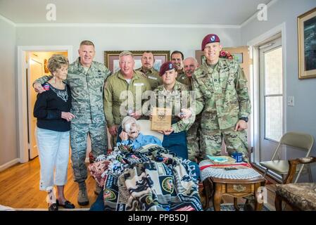 Soldaten aus dem 1 Battalion, 507Th Parachute Infantry Regiment, und die Mitglieder der Freiheit springen Team besuchen Maj (Ret.) Lubert Flügel an seinem Haus, 15. August 2018 in Phenix City, Alabama. Flügel, 93, und ein Veteran des Zweiten Weltkrieges, Korea und Vietnam in den Ardennen während der Schlacht der Ausbuchtung und später sprang in Operation Varsity. Er beauftragte 1952 und zog sich aus dem aktiven Dienst als einer der wichtigsten im Jahr 1965. Maj (Ret.) Flügel war ein hubschrauberpilot Instructor bis zum Alter von 75. Stockfoto