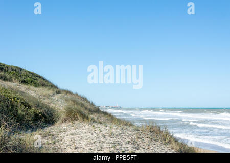 Wellen auf die Sandstrände von Ostuni im Salento an der Adria Stockfoto