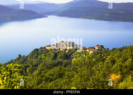 Dorf Sainte-Croix-du-Verdon über den See von Sainte-Croix, Provence, Frankreich, Departement Alpes-de-Haute-Provence, Region Provence-Alpes-Côte d'Azur Stockfoto