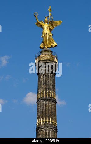 Deutschland. Berlin Siegessäule. Entworfen von dem deutschen Architekten Heinrich Strack (1805-1880), nach 1864. Es erinnert an den preußischen Sieg in der Danish-Prussian Krieg obwohl, wie das Denkmal wurde 1873 eingeweiht, Preußen auch Im Preußisch-Österreichischen Krieg und im Deutsch-Französischen Krieg siegreich ist. Auf der Oberseite ist eine Bronzeskulptur von Victoria, entworfen von dem deutschen Bildhauer Friedrich Drake (1805-1882). Tiergarten. Stockfoto