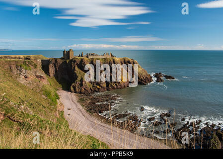 Dunnottar Castle liegt auf einer felsigen Landspitze südlich von Stonehaven, Aberdeenshire, Schottland entfernt. Stockfoto