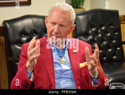 YOKOSUKA, Japan (August 17, 2018) - Ehrenmedaille Empfänger Generalmajor (A.D.) James E. Livingston in stateroom des CO spricht während einer Moral Wohlfahrt und World Tour an Bord der an Bord USA 7 Flotte Flaggschiff USS Blue Ridge (LCC 19). Livingston war die Ehrenmedaille für seine heroische Aktionen während der Schlacht in der Vietnam Krieg verliehen und verbrachte Zeit an Bord Blue Ridge nach dem Notfall Evakuierung von Saigon im Jahre 1975. Stockfoto